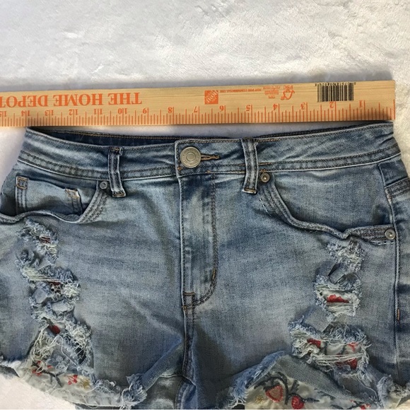 Almost Famous Distressed Denim Shorts Embroidered Pockets Junior Sz 7 Mid Rise - Picture 11 of 12